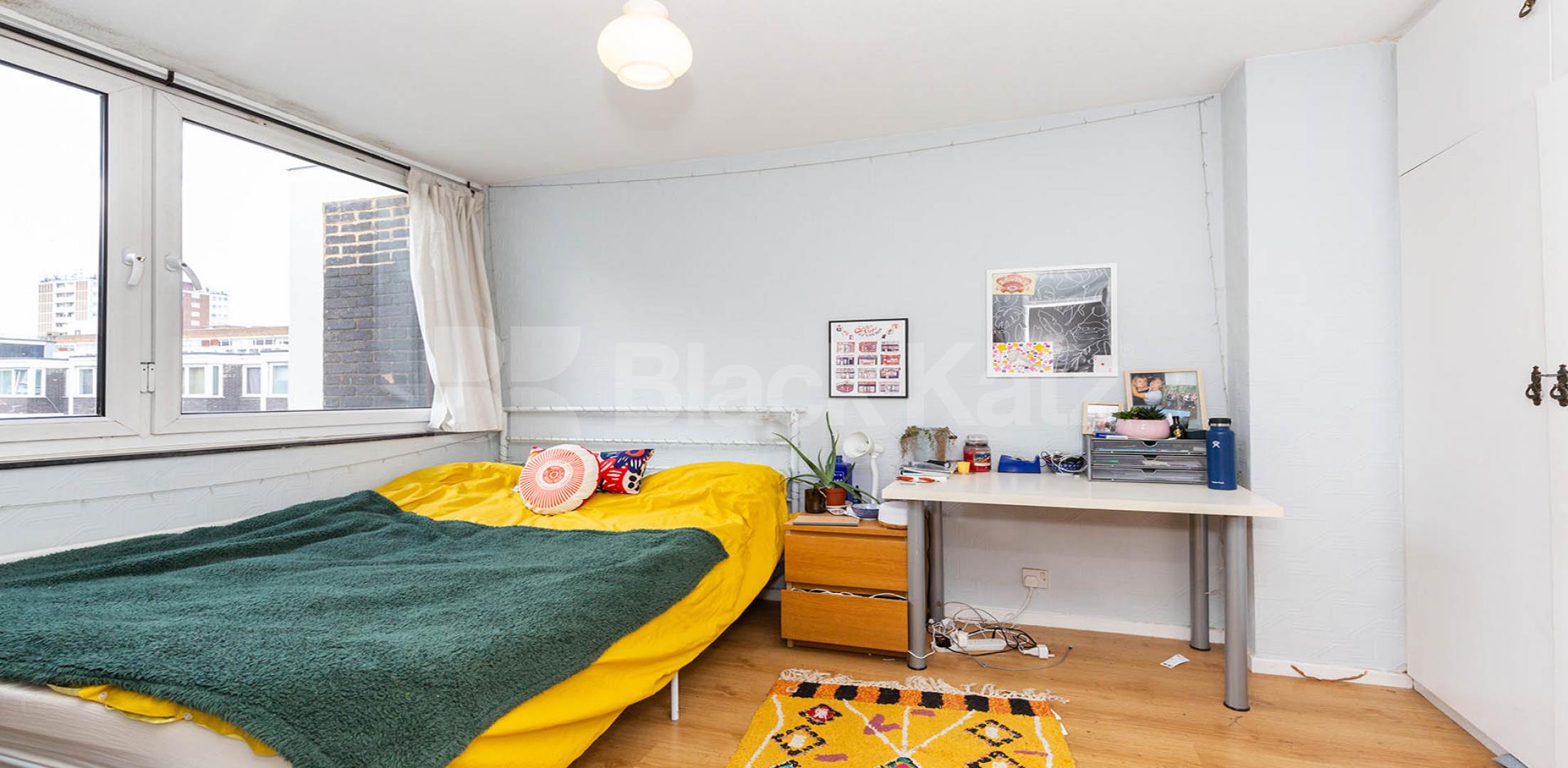 			PERFECT FOR 3 OR 4 SHARERS!, 4 Bedroom, 1 bath, 1 reception Flat			 Banner Street, OLD STREET